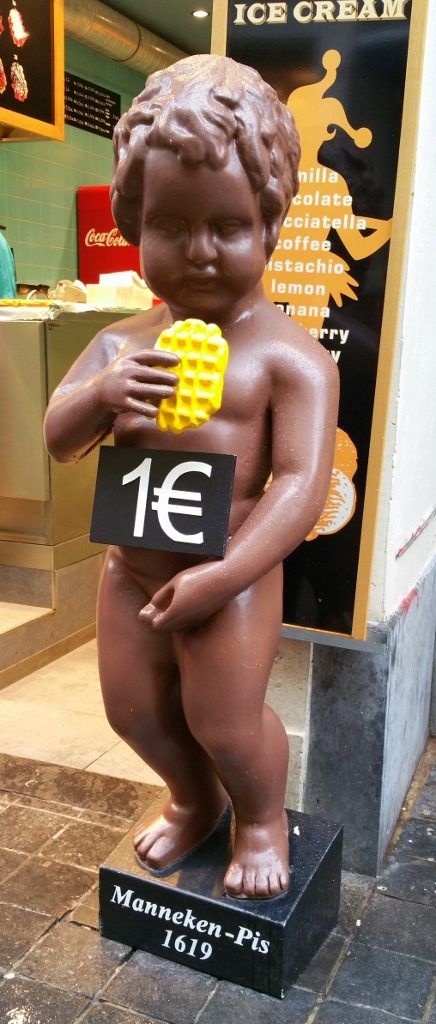 Réplica del Manneken Pis en una tienda de helados Los tres gamberros de Bruselas
