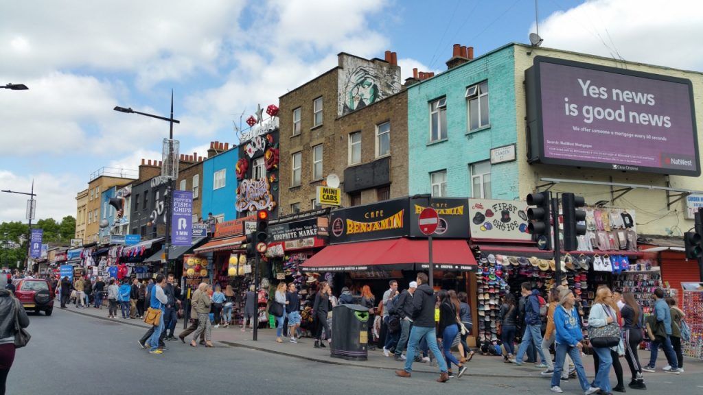 Camden High Street Vista de una calle en Camden Market, Londres, con tiendas coloridas y gente paseando y comprando.