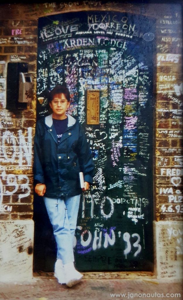 Trini (muy joven) ante la puerta de Garden Lodge Foto antigua de Trini en la puerta de Garden Lodge en Londres, con mensajes escritos en el muro en recuerdo a Freddie Mercury