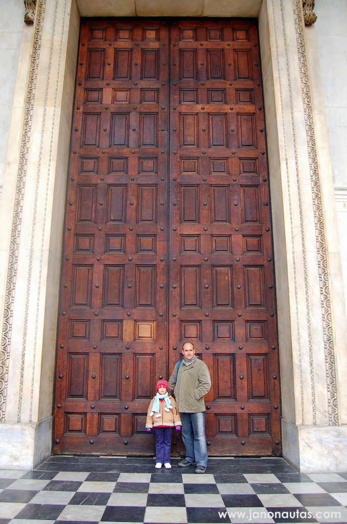 Las grandes puertas de entrada de St. Paul's Cathedral Clàudia y Àlex ante las enormes puertas de madera y metal de la entrada principal de St. Paul's Cathedral en Londres