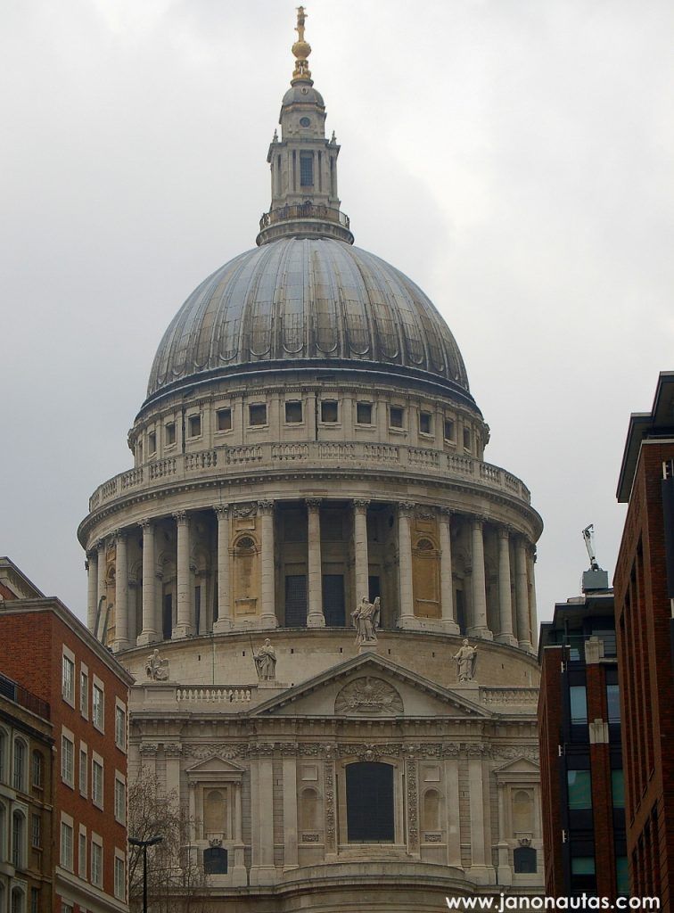 La cúpula de St. Paul's Cathedral en Londres Exterior de la gran cúpula de St. Paul's Cathedral en Londres vista desde la calle, con sus tres galerías visibles
