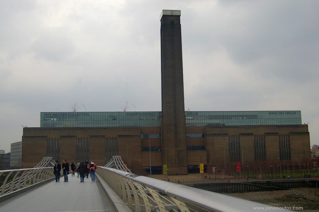 Tate Modern Vista del edificio de la Tate Modern desde el Millennium Bridge en un día nublado.