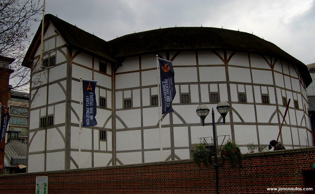 Shakespeare’s Globe Theatre Vista exterior del Shakespeare’s Globe Theatre en Londres, mostrando su estructura circular característica con techo de paja y paredes blancas