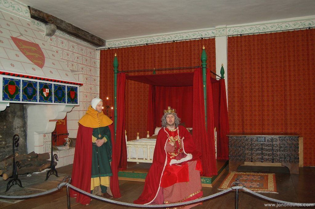 Representación histórica en el palacio medieval de la Torre de Londres Actores caracterizados recreando escenas de la vida medieval en el palacio medieval de la Torre de Londres