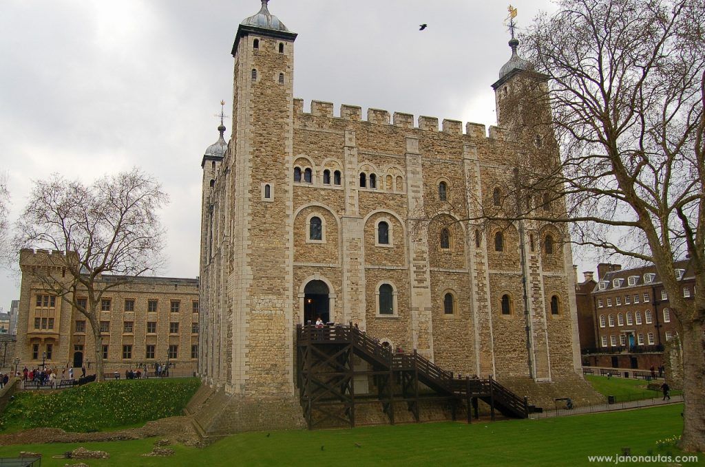 La Torre Blanca, núcleo histórico de la Torre de Londres Vista frontal de la Torre Blanca en la Torre de Londres, mostrando sus muros de piedra y arquitectura normanda.