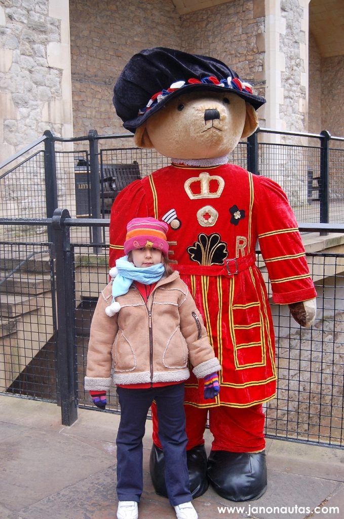 Clàudia con un Beefeater en la Torre de Londres Clàudia posando junto a un Beefeater, el icónico guardián de la Torre de Londres, en el interior del recinto histórico