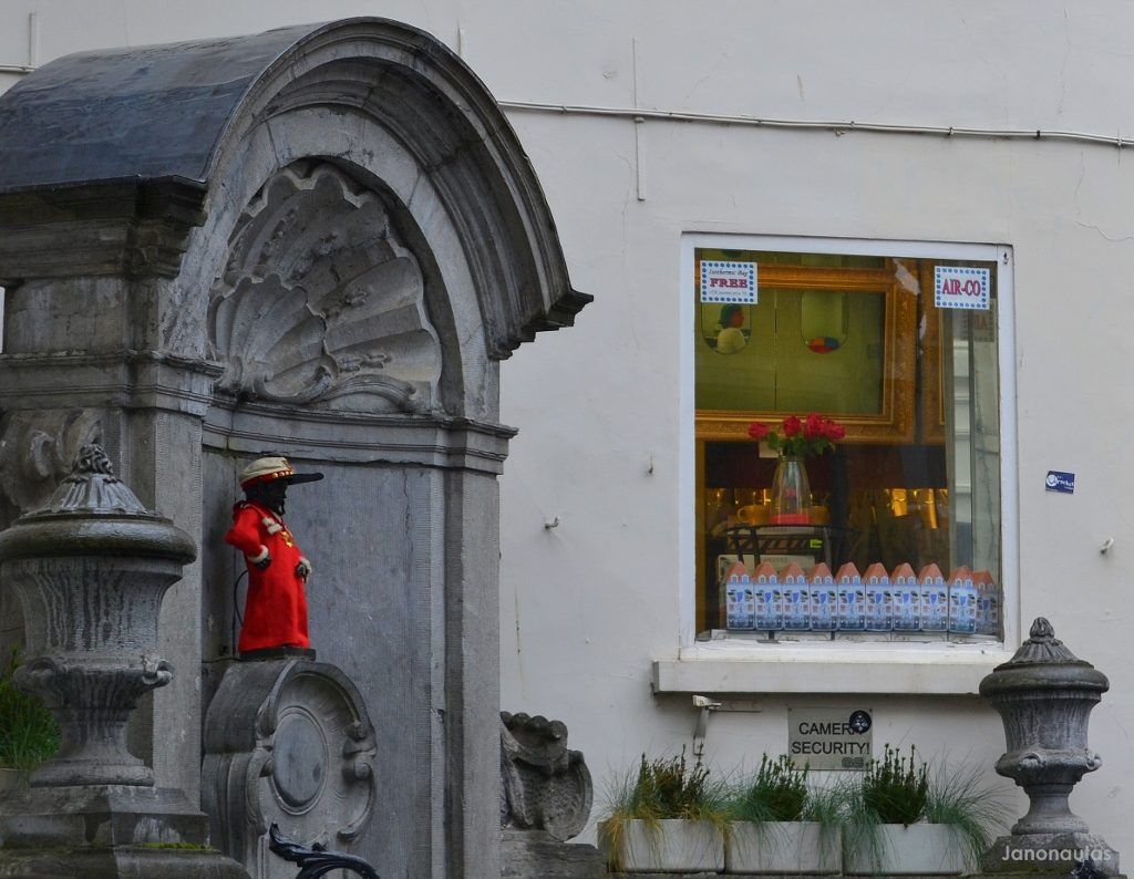 Vista del Manneken Pis Los tres gamberros de Bruselas