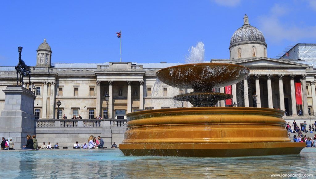 Fuente de Trafalgar Square con la National Gallery al fondo Primer plano de una de las fuentes de Trafalgar Square en Londres con la fachada de la National Gallery al fondo