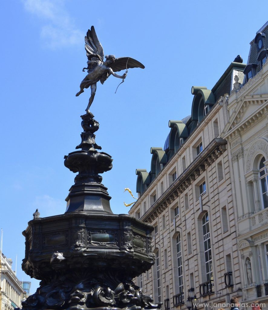La Fuente de Eros en Piccadilly Circus Fuente de Eros en el centro de Piccadilly Circus en Londres, con su figura alada sobre el pedestal