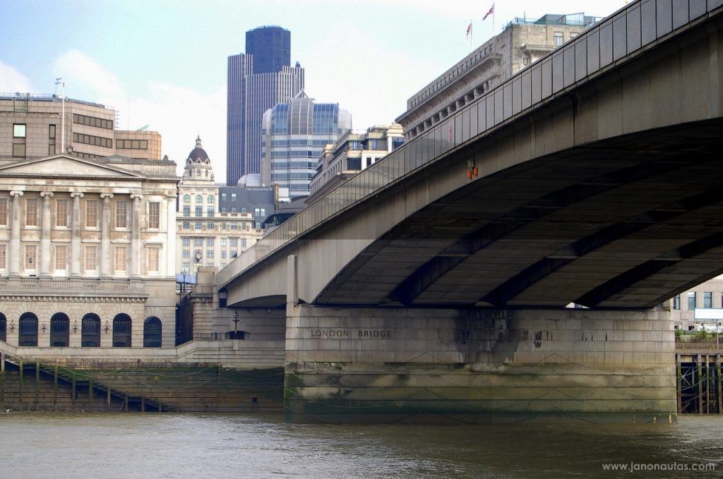 London Bridge Vista desde el nivel del agua del London Bridge en Londres, con el nombre del puente visible grabado en uno de sus pilares.