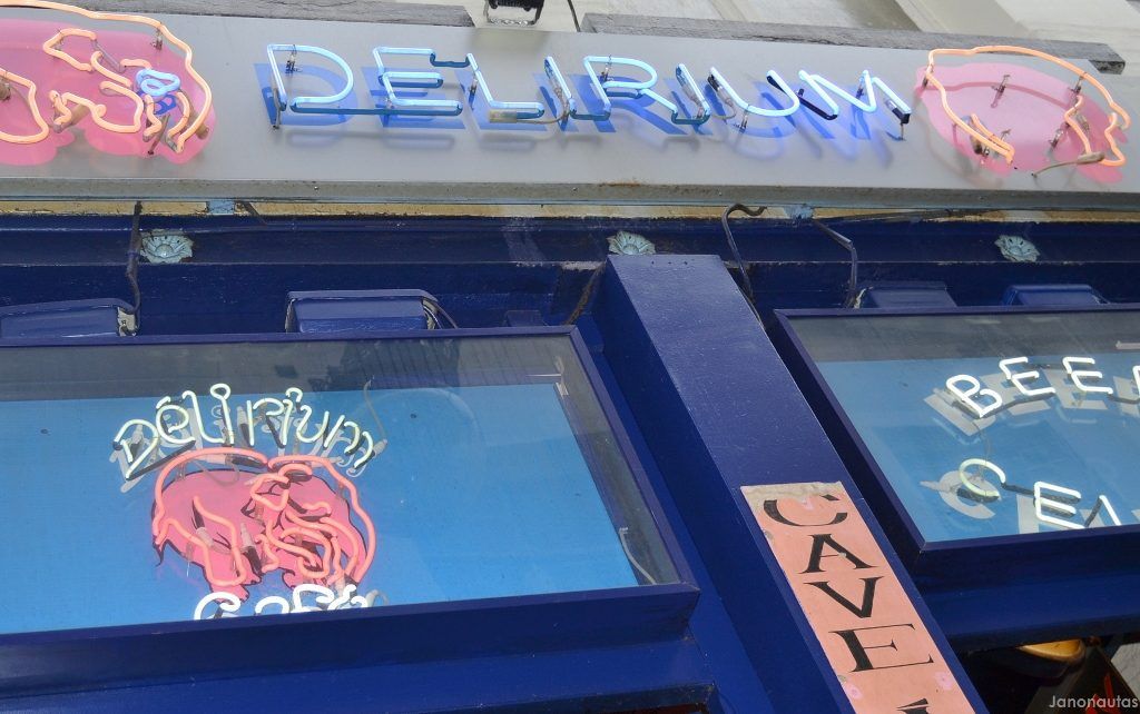 La fachada de la cervecería Delirium Café Los tres gamberros de Bruselas