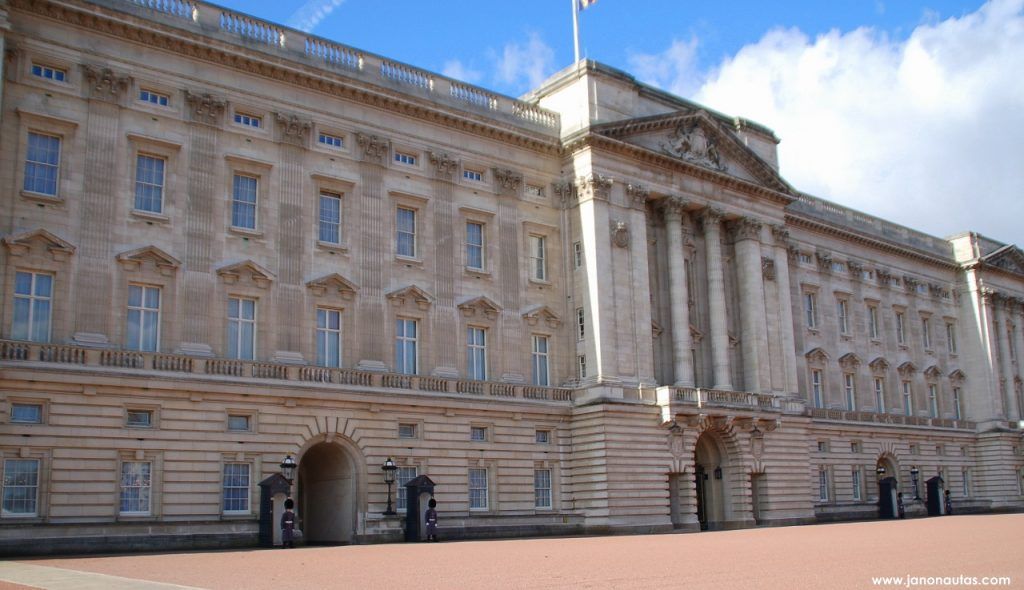 Buckingham Palace Fachada del Buckingham Palace en Londres, con los guardias reales uniformados delante de la entrada principal del edificio.