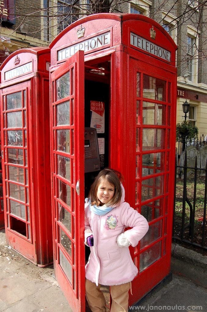Clàudia ante dos cabinas rojas de Londres 25 cosas que hacer y ver en Londres
