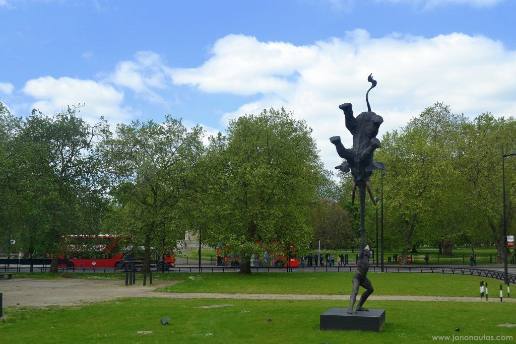Hyde Park Zona de Hyde Park en Londres con una escultura de un hombre sujetando un elefante por la trompa, simbolizando la diversidad y creatividad del parque.