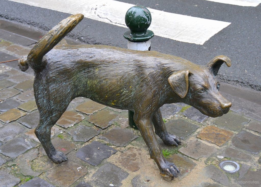 Figura del Zinneke Pis Los tres gamberros de Bruselas