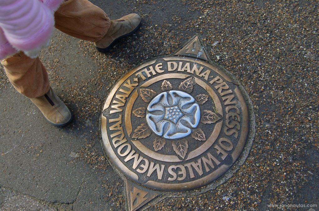 Homenaje a Lady Di en St. Jame's Park Detalle de los pies de Clàudia junto al memorial de Lady Di en un parque de Londres
