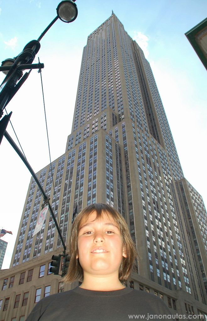 Clàudia ante el edificio Empire State, el emperador de Nueva York