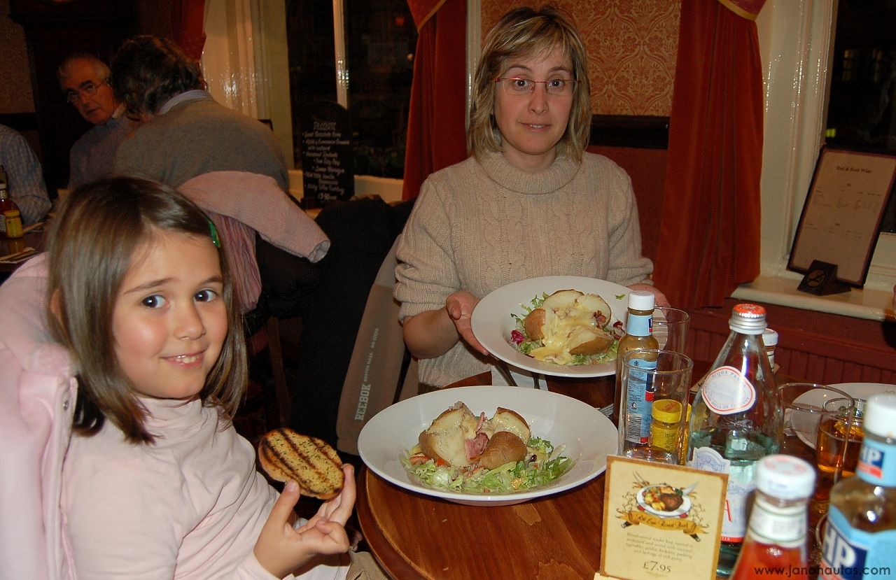 Clàudia y Trini comiendo jackets potatos Clàudia y Trini disfrutando de jacket potatoes en un pub tradicional de Londres.