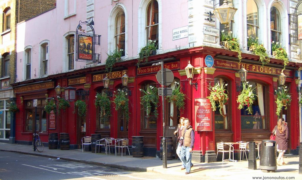 Típico pub londinense Vista del pub The Plough en la esquina de Museum Street y Little Russell Street, en Bloomsbury, Londres. El edificio de estilo victoriano destaca por su fachada de ladrillo y detalles arquitectónicos clásicos.