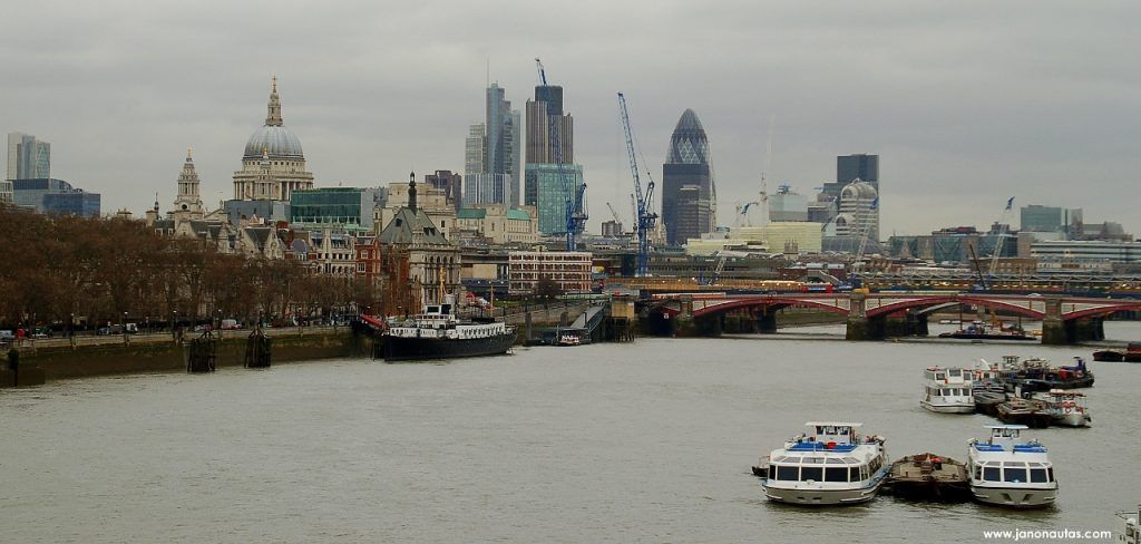 El Támesis a su paso por Londres Vista del río Támesis en Londres con la cúpula de la catedral de St. Paul al fondo, bajo un cielo gris