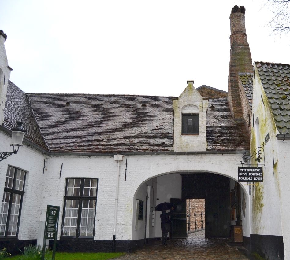Una de las entradas al Begijnhof Qué ver en Brujas en un día