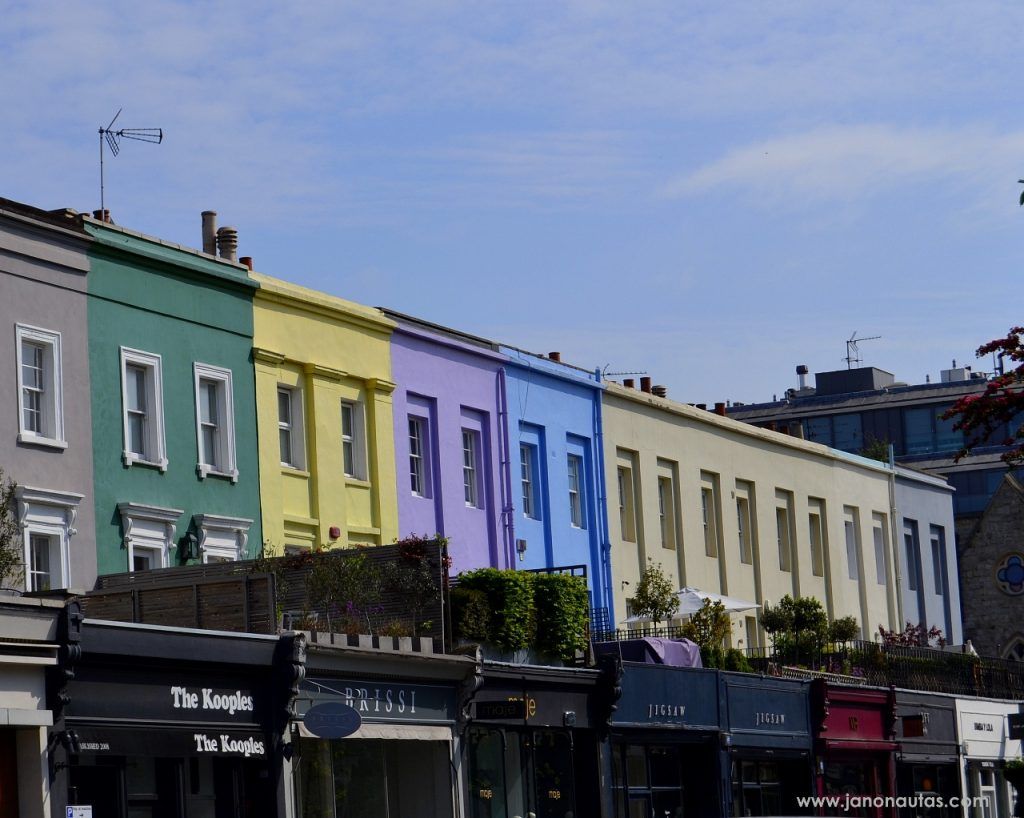Notting Hill Vista de casas típicas de Notting Hill en Londres, con fachadas pintadas en tonos pastel, alineadas a lo largo de una calle tranquila.