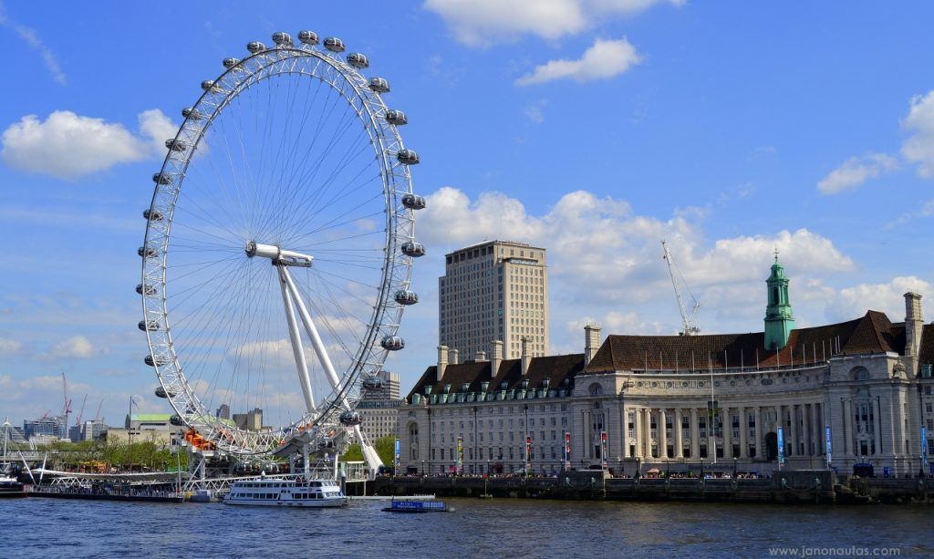 London Eye Foto del London Eye de día con el cielo semi despejado y el río Támesis a sus pies