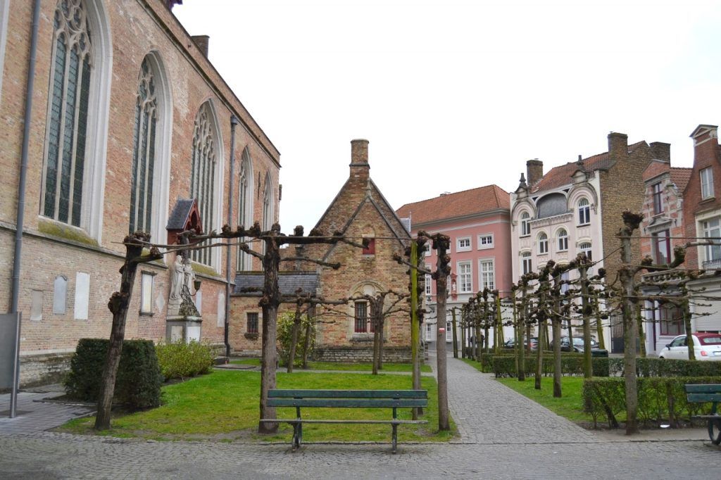 Lateral de la iglesia Qué ver en Brujas en un día
