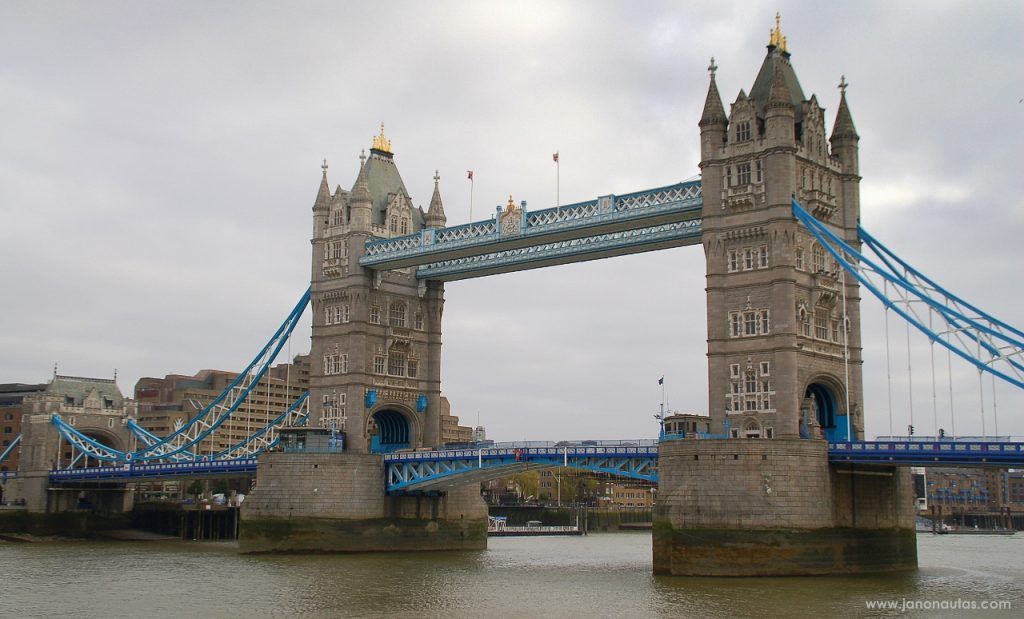 Tower Bridge Vista panorámica del Tower Bridge sobre el río Támesis en Londres, con el puente cerrado y el cielo nublado.