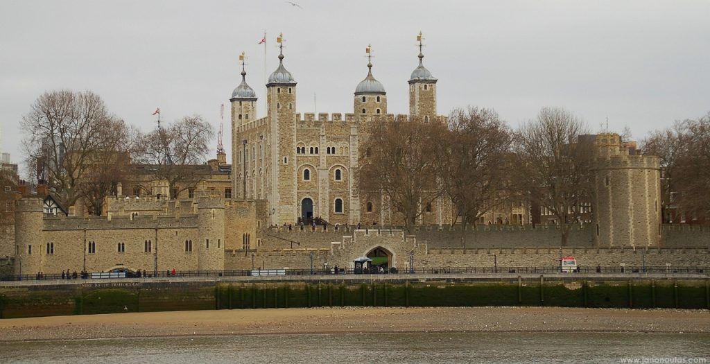 La Torre de Londres vista desde el río Támesis Vista panorámica de la Torre de Londres desde la orilla sur del río Támesis, con el conjunto histórico de torres y murallas medievales reflejado en el agua