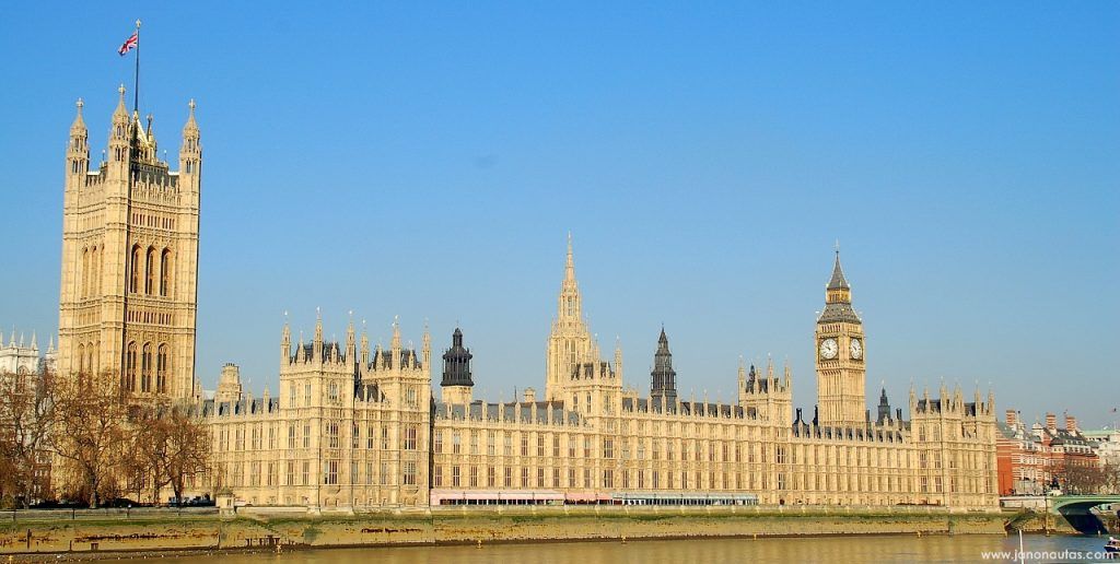 Palacio de Westminster y Big Ben desde el Támesis Vista panorámica del Palacio de Westminster y el Big Ben desde la orilla sur del río Támesis en Londres