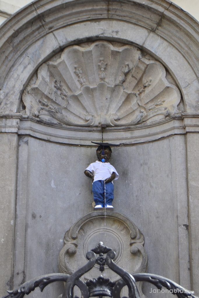 Vista de la colocación del Manneken Pis sobre la fuente Los tres gamberros de Bruselas