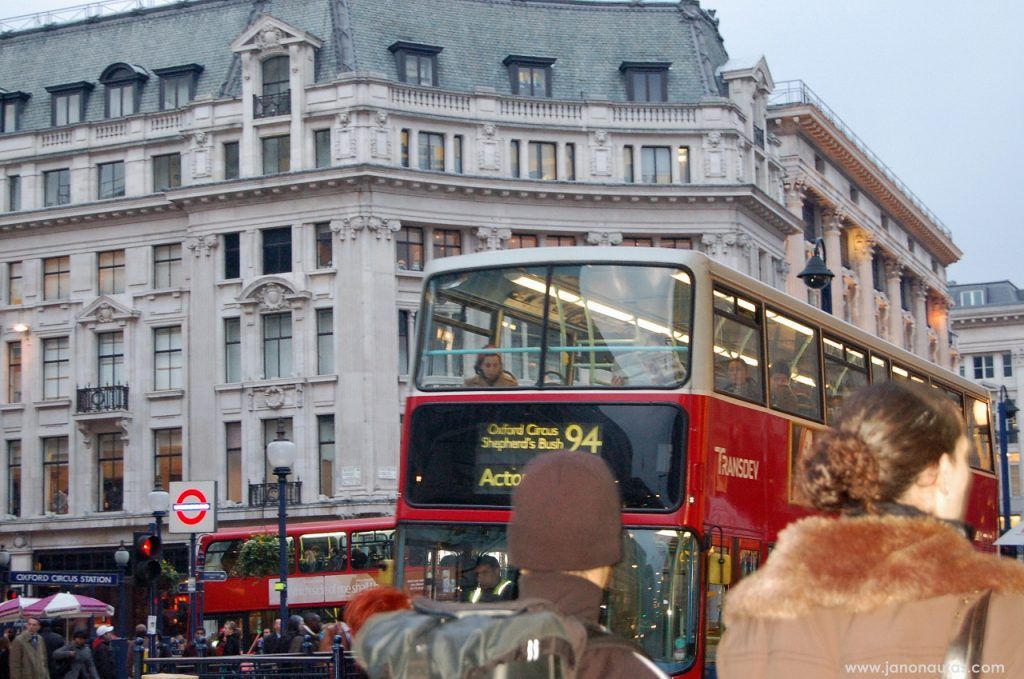 Oxford Street Vista de Oxford Street con un autobús pasando