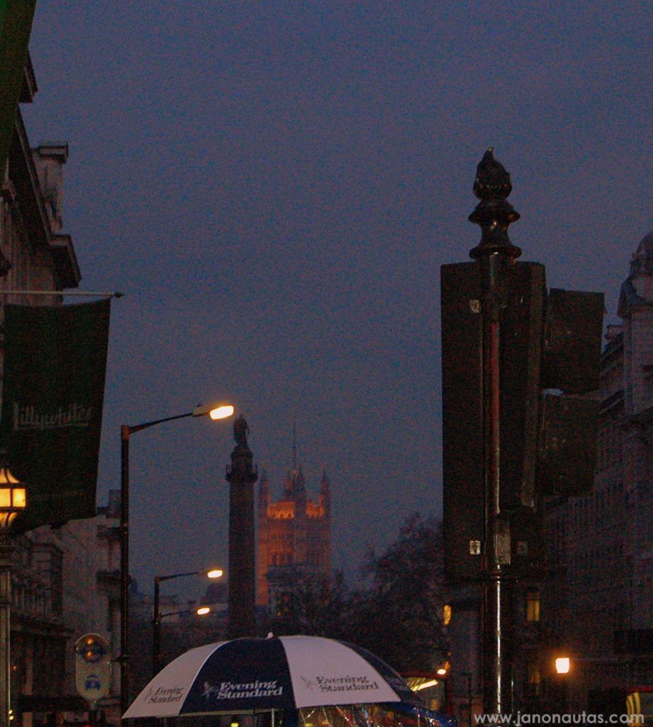 Trafalgar Square y el Palacio de Westminster vistos desde Piccadilly Circus Vista al anochecer desde Piccadilly Circus con la columna de Nelson en Trafalgar Square y el Palacio de Westminster al fondo