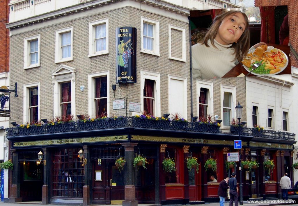 The Bunch of Grapes Fachada del pub The Bunch of Grapes en Londres y Clàudia disfrutando de un plato típico