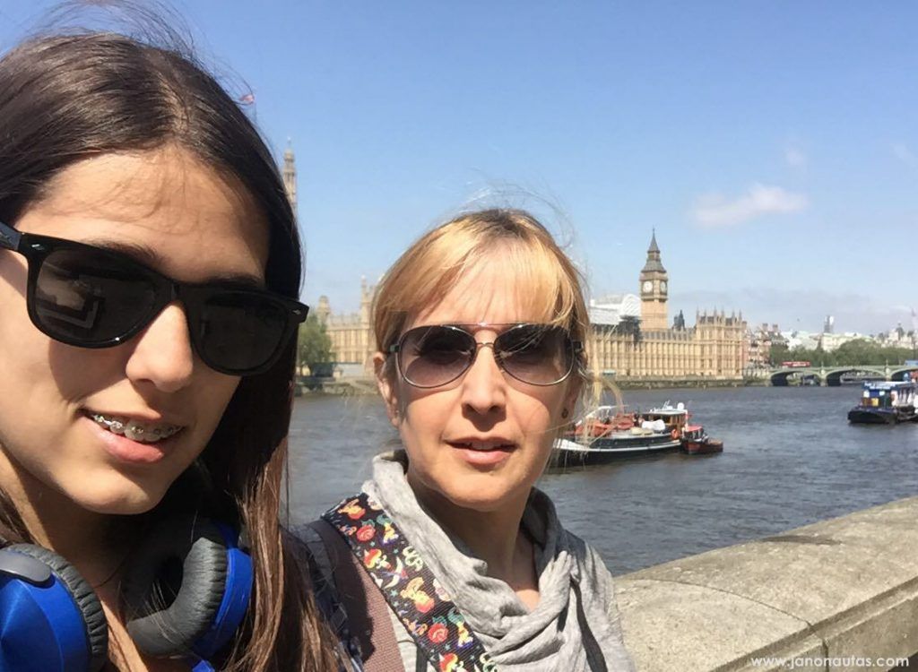 Clàudia y Trini frente al Palacio de Westminster Clàudia y Trini posando frente a la fachada neogótica del Palacio de Westminster en Londres en un día soleado