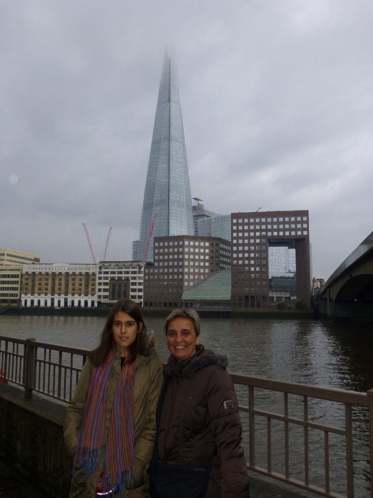 Clàudia y Maite ante el edificio (foto cedida por Maite y Sue) Clàudia y Maite posan con The Shard al fondo en Londres; la cima del rascacielos está cubierta por nubes bajas.