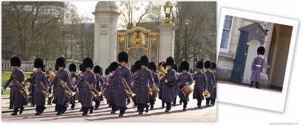 El cambio de guardia ante el palacio Collage con dos imágenes del cambio de guardia en Buckingham Palace: guardias desfilando hacia el palacio y un guardia vestido con uniforme tradicional en una garita.