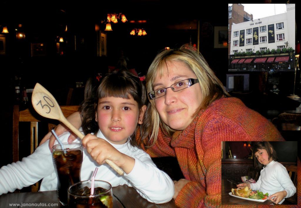 The Globe Clàudia y Trini en el interior del pub The Globe en Londres, con Clàudia mostrando el plato típico
